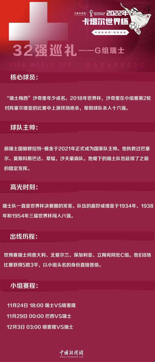 秉承了父亲的天才情想的彼得-帕克，由于怙恃亲的掉踪遇险而跟从着普通的叔叔、婶子一路过着穷屌丝的糊口，在黉舍里也遭到同窗的欺侮，但本来就是天才的他，借着一次机遇来到了父亲的旧日同事科特-康纳斯博士的尝试室造访他，但也由于尝试室俄然一时掉控而他被蜘蛛丝所攻击，从此他的身体里衍生出了奇异的蜘蛛丝气力，另外一方面，也由于彼得-帕克的天才情想而帮忙康纳斯博士处置了一个困难，后者在急于求成下不吝以本身的身体来做尝试而酿成了蜥蜴人　　　　马克-韦布想要从头开启三部曲的意图很较着，影片《超凡蜘蛛侠》在前半部门花了一个多小时的篇幅来说述彼得-帕克的高中平常糊口，不管是在黉舍里遭到同窗的欺侮，仍是他对本身心仪的女孩的那种奥妙的感受（影片里的感情戏有点导演的成名作《和莎莫的500天》的味道）。